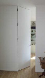 Deckenhohe Tapetentür geöffnet
