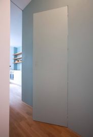 Grifflose Tür geöffnet