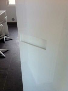 Wandbuendige Hochglanz-Tuer mit Griffeinfraesung