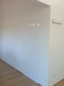 Wandbuendige Hochglanz-Tuer mit Griffeinfraesung