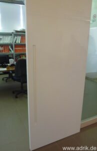 Wandbuendige Tuer mit Griffeinfraesung